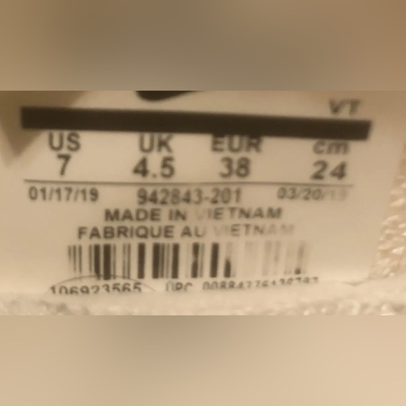 Nike Air VaporMax Flyknit 2
Women's Size 7 - Picture 3 of 4